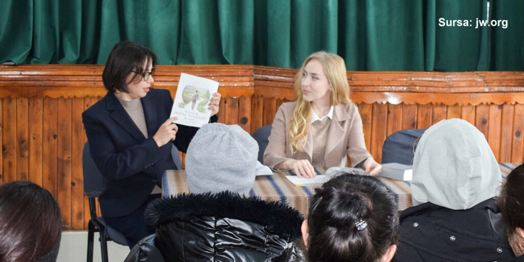 Alexandra Tupiță (stânga) și Andreea Balaj (dreapta) explicând cum decurge un curs biblic unui grup de femei private de libertate din Penitenciarul de femei Târgșor